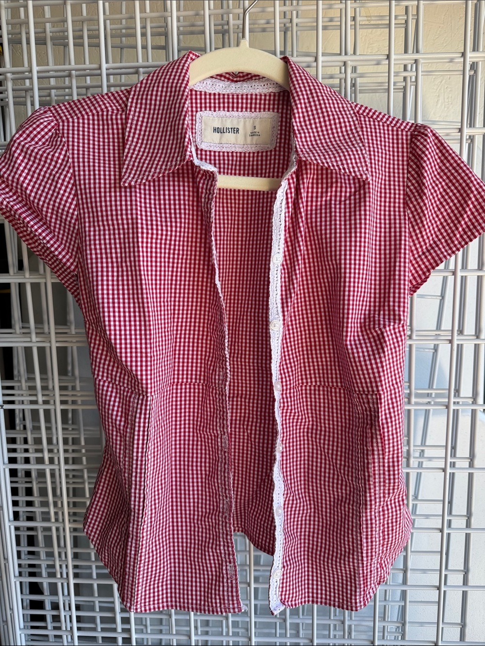 Hollister Red Gingham Short-Sleeve Button‑Down Shirt